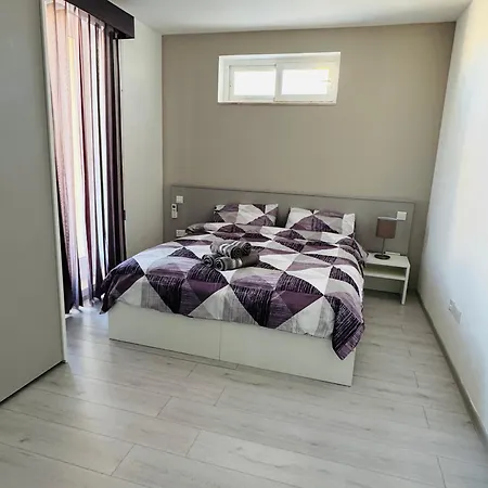 Skyline Soak, Views & Jacuzzi Apartament