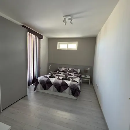 Skyline Soak, Views & Jacuzzi * St. Julian's