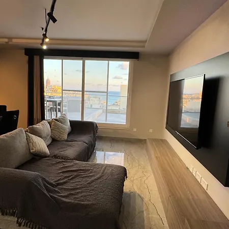 Skyline Soak, Views & Jacuzzi St. Julian's