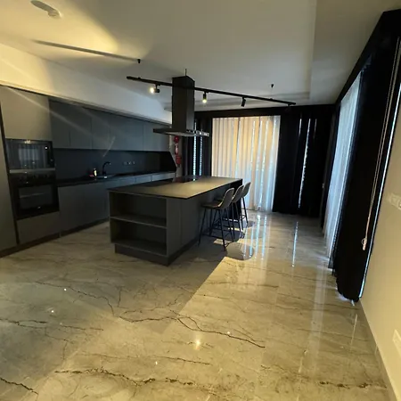 Skyline Soak, Views & Jacuzzi Appartement *