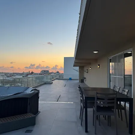 Skyline Soak, Views & Jacuzzi Appartement San Ġiljan