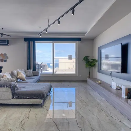 Skyline Soak, Views & Jacuzzi * Saint Julian's