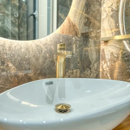 Skyline Soak, Views & Jacuzzi Apartment