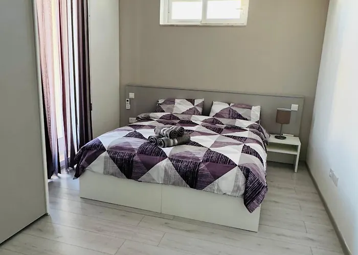 Skyline Soak, Views & Jacuzzi 아파트