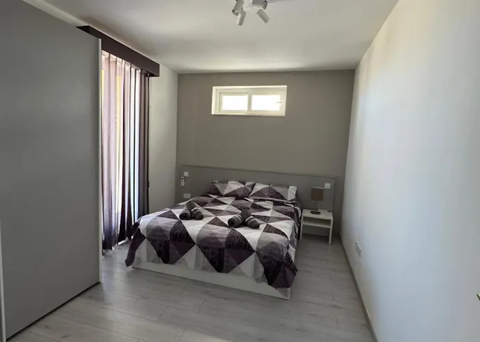 Skyline Soak, Views & Jacuzzi * Saint Julian's