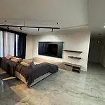Apartment Skyline Soak, Views & Jacuzzi *