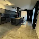 Skyline Soak, Views & Jacuzzi Apartment *